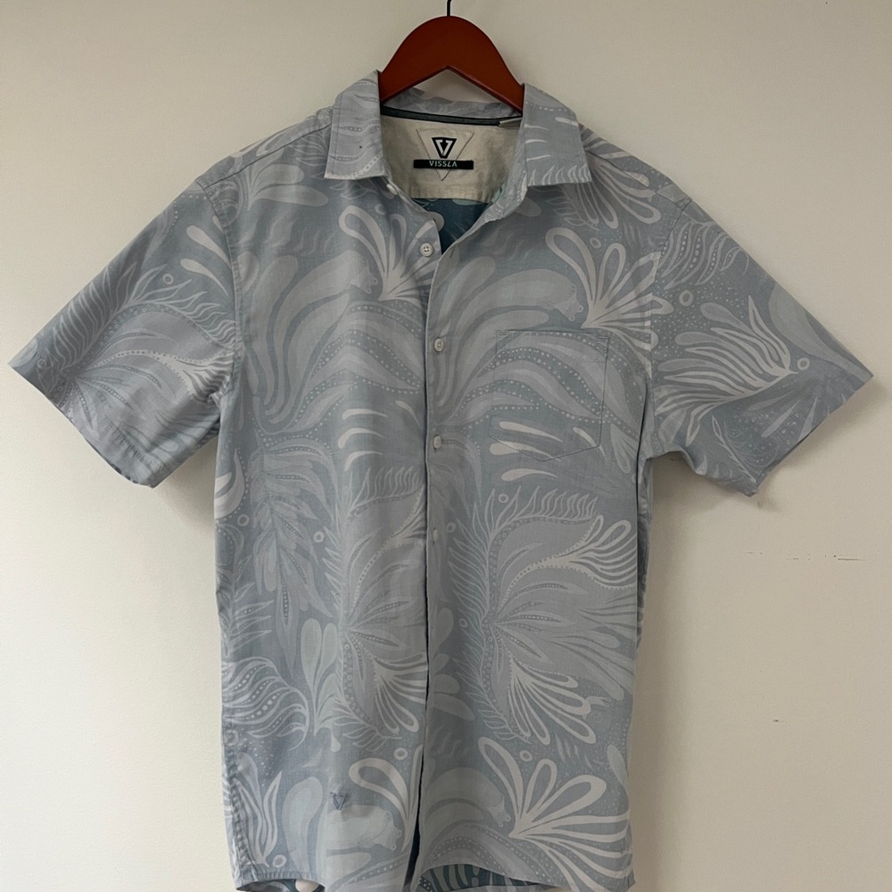 VISSLA Gray Casual Button Down Shirt with Tropical Pattern